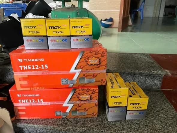 Ắc quy xe điện xếp trong kho