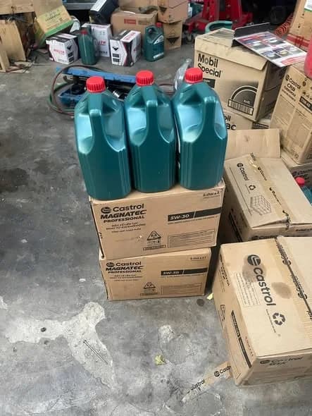Can Castrol Magnatec 4 lít và thùng hàng