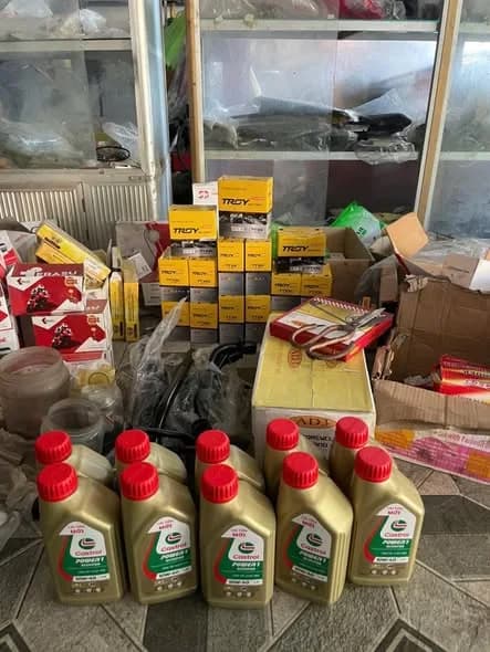 Chai nhớt Castrol POWER1 và hộp ắc quy Troy tại cửa hàng