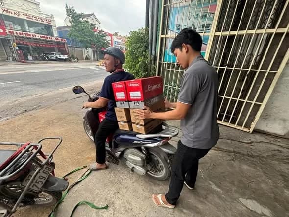 Giao ắc quy cho khách bằng xe máy