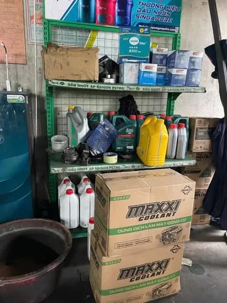 Kệ phụ tùng và dầu nhớt tại cửa hàng