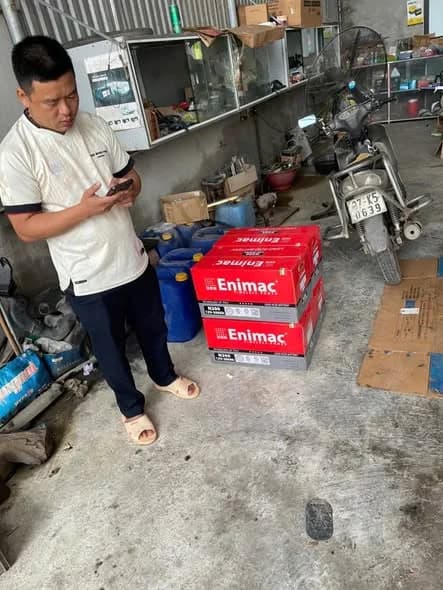 Chủ gara nhận ắc quy Enimac