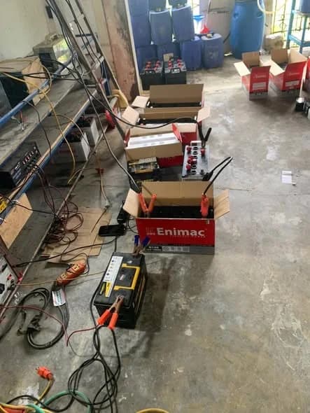 Khu sạc ắc quy tại kho với bình Enimac và máy sạc