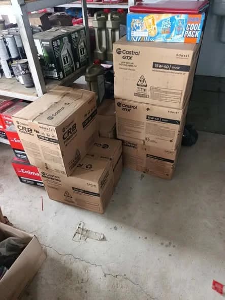 Thùng hàng Castrol trong kho