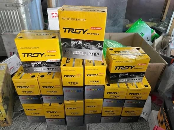 Hộp ắc quy Troy màu vàng trong kho