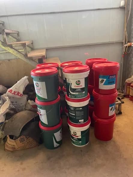 Xô dầu nhớt Castrol xếp trong kho