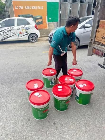 Nhân viên chuyển xô dầu Castrol